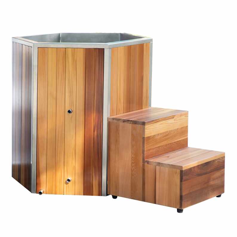 What makes a cedar cold plunge tub with an access step better for home wellness spaces